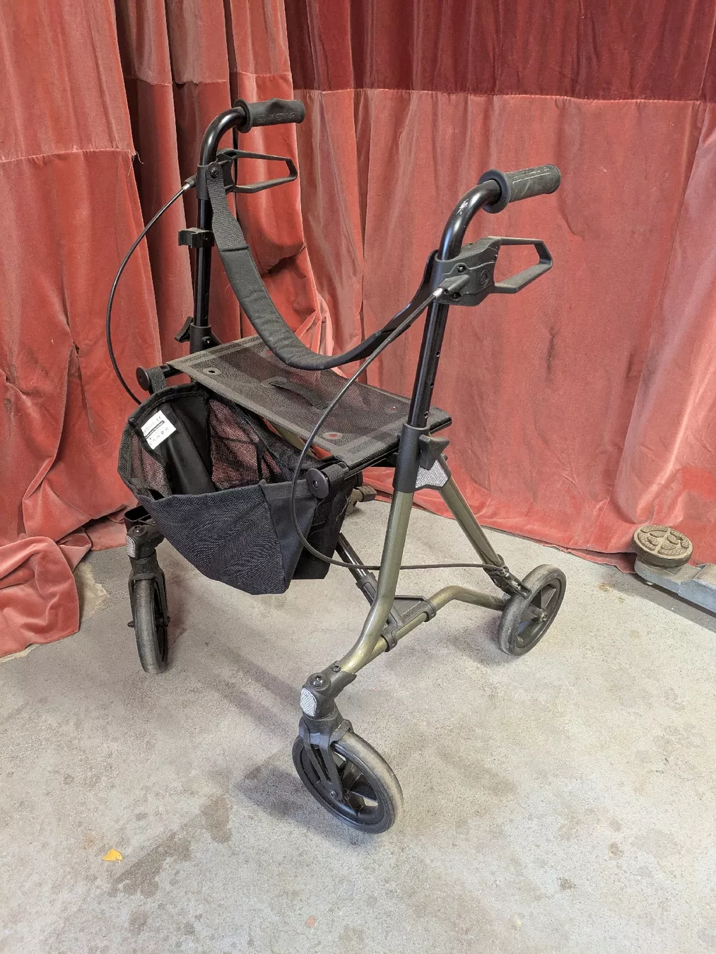 Aides à la marche: Rollator – D'occasion à Oberuzwil par Simpeloder