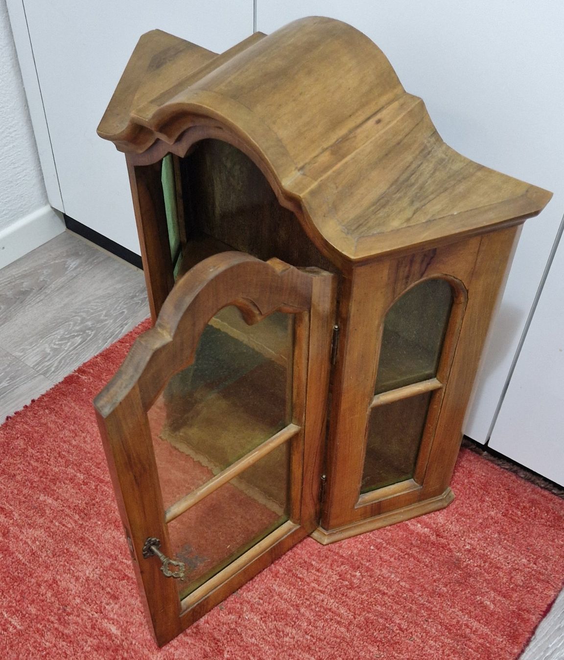 Vetrine: Antiker Hängeschrank, Vitrine, Nussbaum-Holz – Usato da Oberrohrdorf venduto da Friedob 1