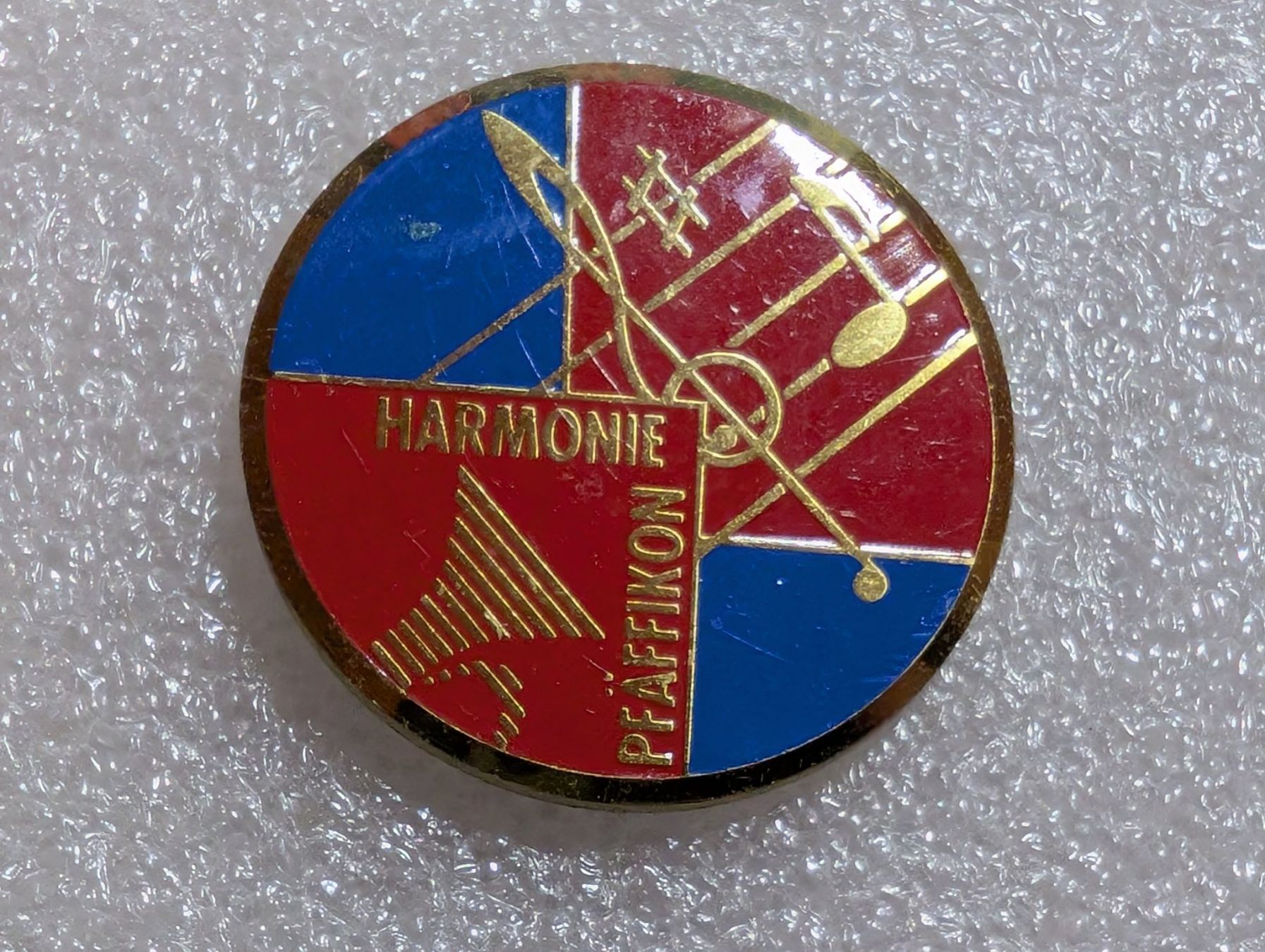 Placchette & Badge: Ansteckpin 303: Harmonie Pfäffikon – Usato da Oppligen venduto da Pin-Fall-Shop