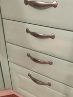Küchenschrank und Türgriffe 