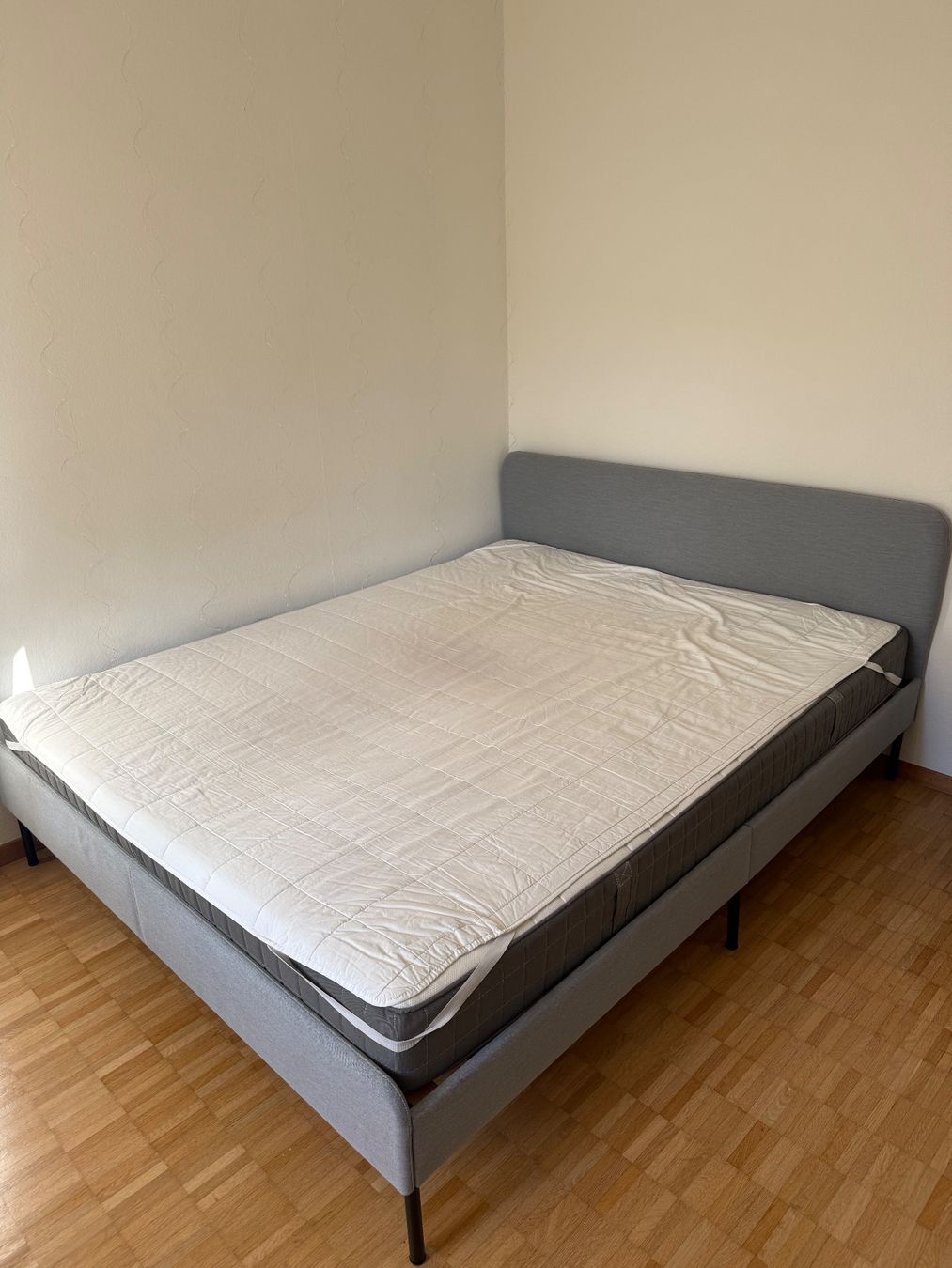 Lits: Bed + mattress (160x200) – D'occasion à Zürich par oph_7cx2