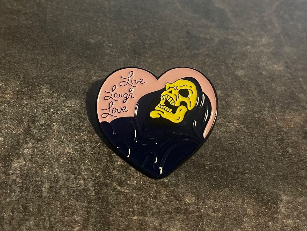 Placchette & Badge: Skeletor Heart Pin – Usato da Biel/Bienne venduto da bas_c8yf