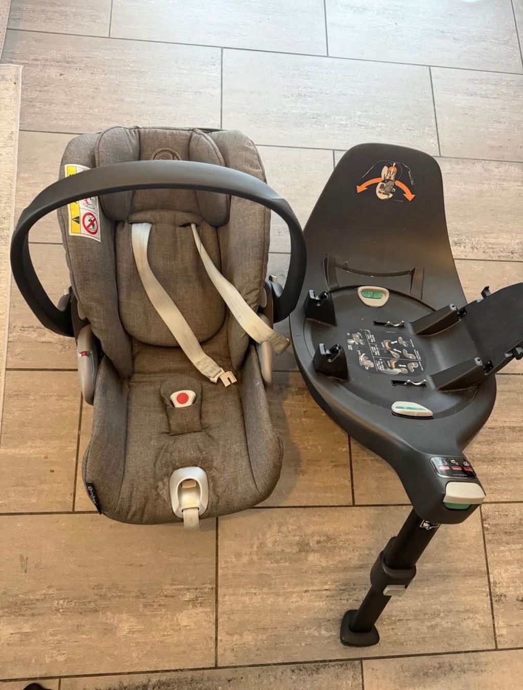 Cybex Sièges auto: Siège auto bébé Cybex Platinum + base ISOFIX – D'occasion à Lausanne par osm_fsr7 2