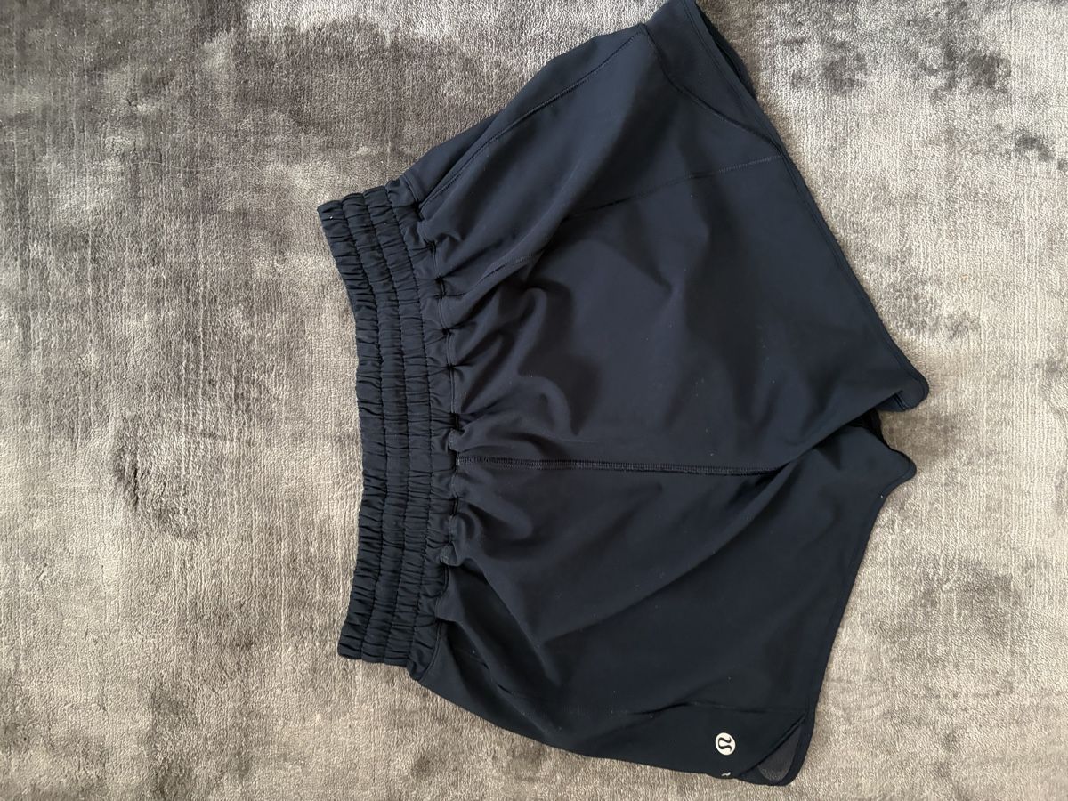 Lululemon Pantaloni: Lulu lemon running shorts – Usato da Sevelen venduto da sarah_selina