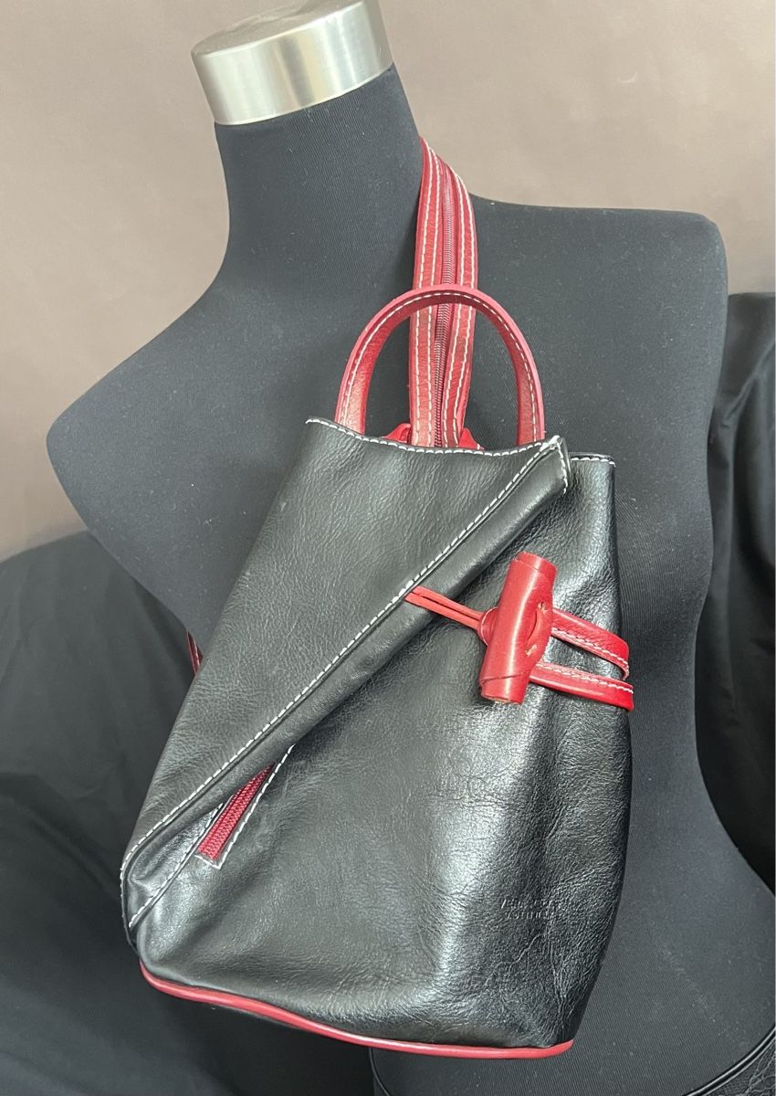 Zaini: Lederrucksack schwarz-rot – Usato da Zofingen venduto da MarcellaL