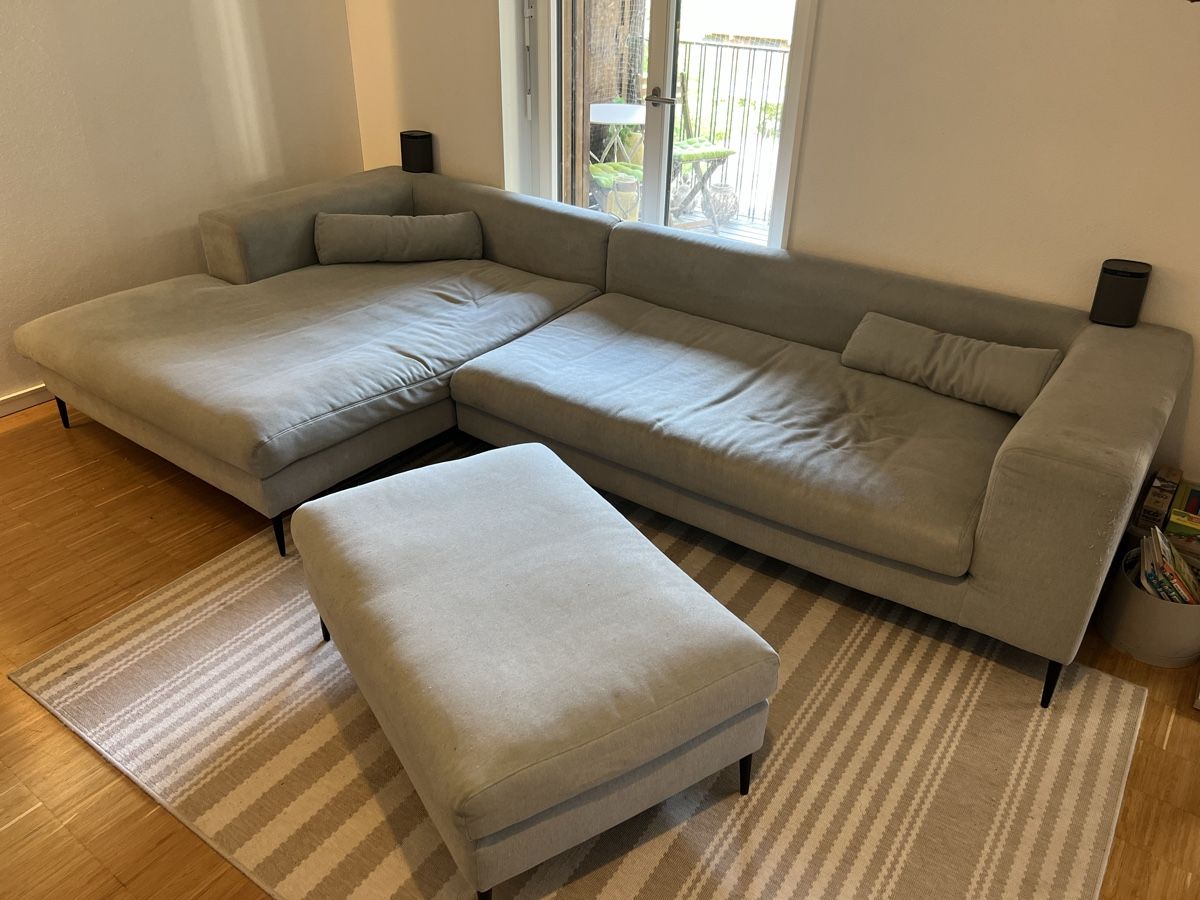 Sofas: Ecksofa hellgrau mit Hocker, Gebrauchsspuren – Gebraucht aus Zürich von Facellas 1