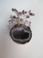 Steingeode mit Baum