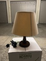 Elegante Tischlampe mit Holzfuss - Gemütliches Licht