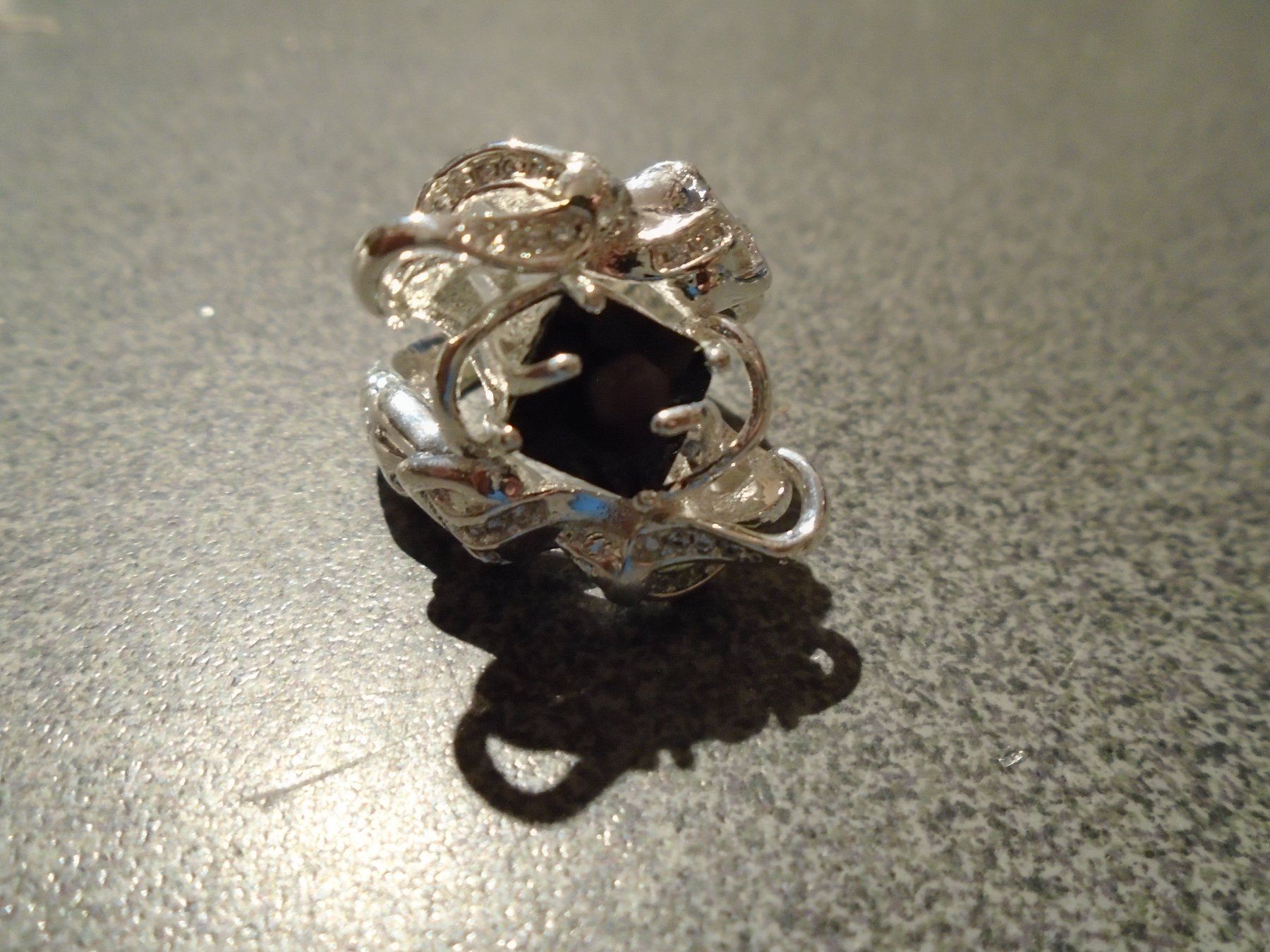 Bagues: Ring Grösse 8, silberfarbig, quadratischer Stein, schwarz – Neuf avec emballage d'origine à Zürich par abraxas1291 1
