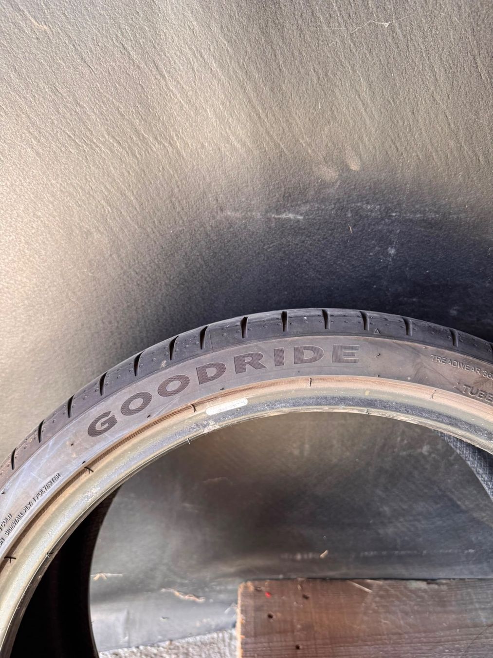 Pneumatici & Ruote complete: Sommerreifen 235/35 R19 – Usato da Flawil venduto da ruz_9nzy 5