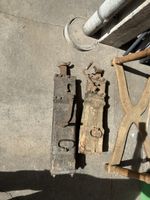Zwei mechanische Bockwinden antik Metall Holz gebraucht