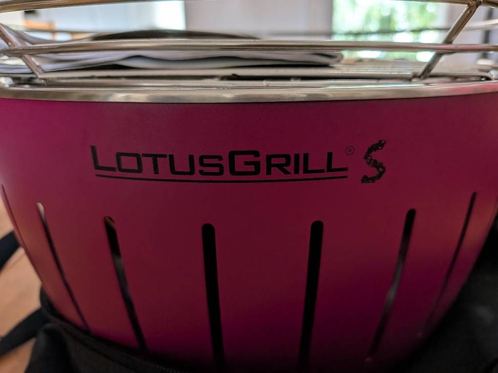 Lotusgrill Griglie: Lotusgrill S in pink – Usato da Zug venduto da Sabina0 1