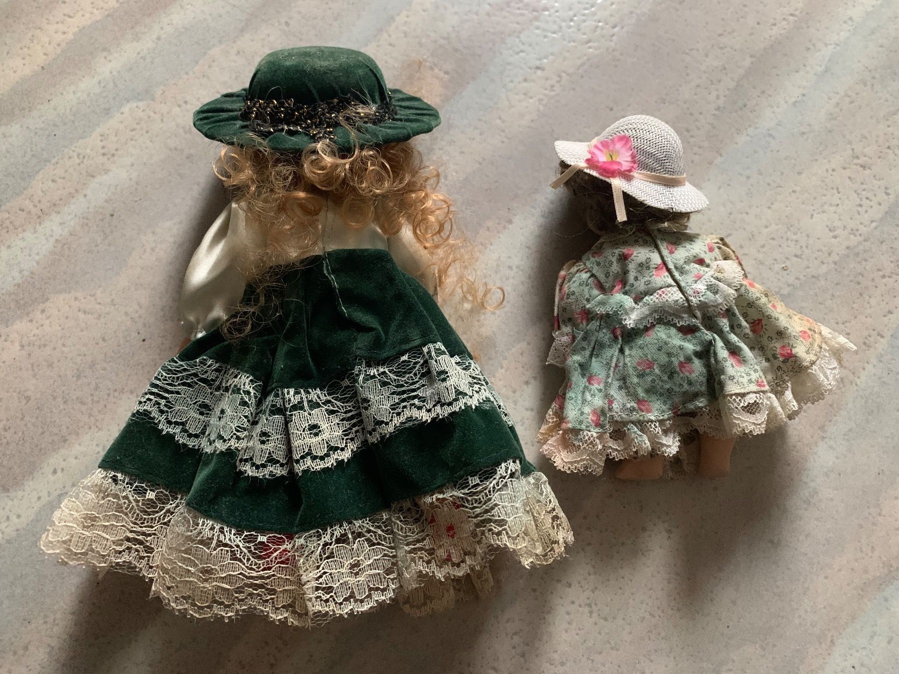 Puppen: Deux poupées en porcelaine – Gebraucht aus Vernayaz von Darkfrost 1