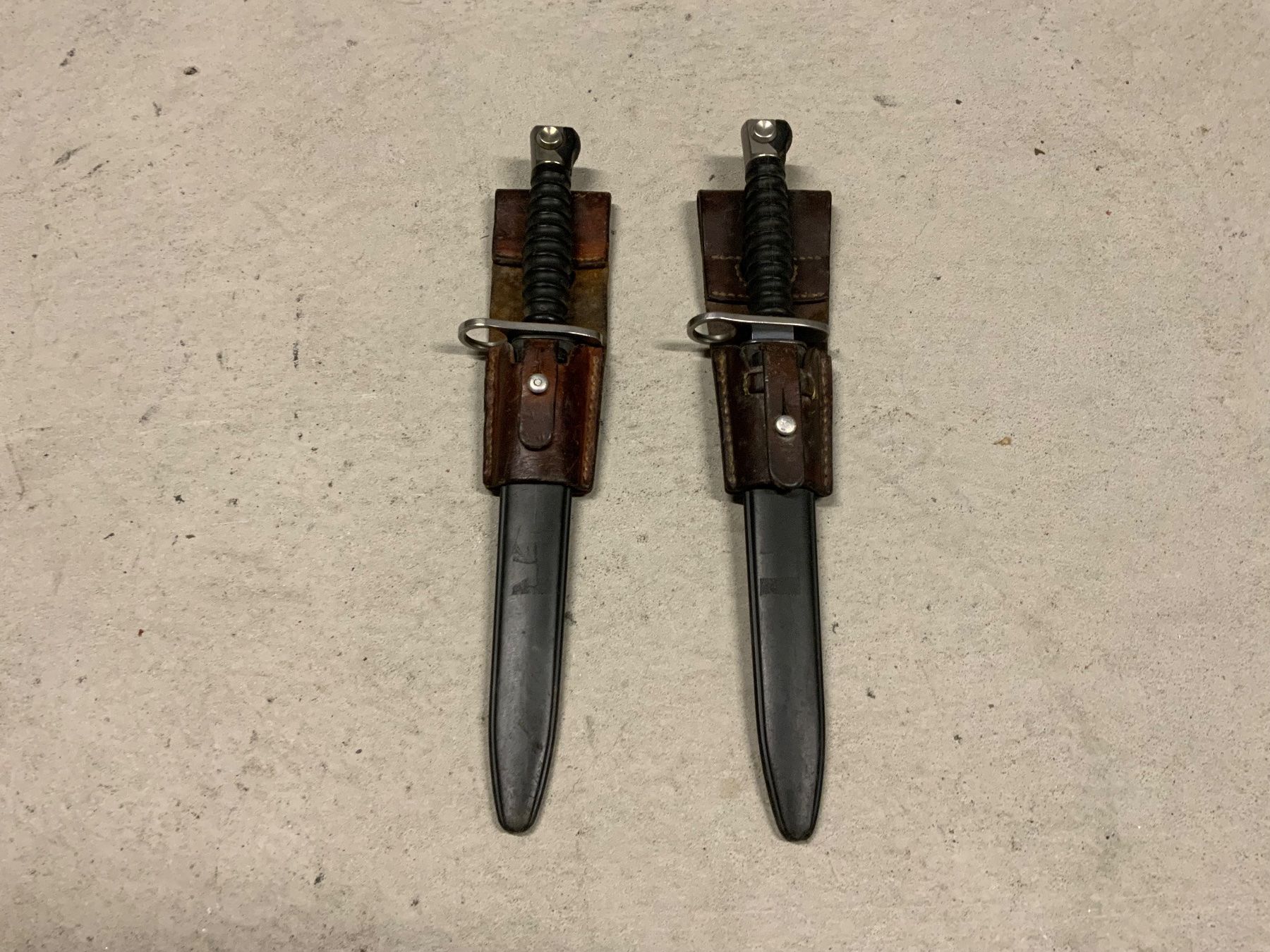 Schweizer Armee Armi bianche: 2 Schweizer Bajonette mit Lederscheide Schweizer Militär – Usato da Thun venduto da LGBgartenbahn 1