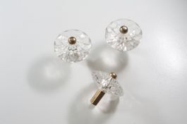 Drei Möbelknöpfe Plexiglas / Goldknopf