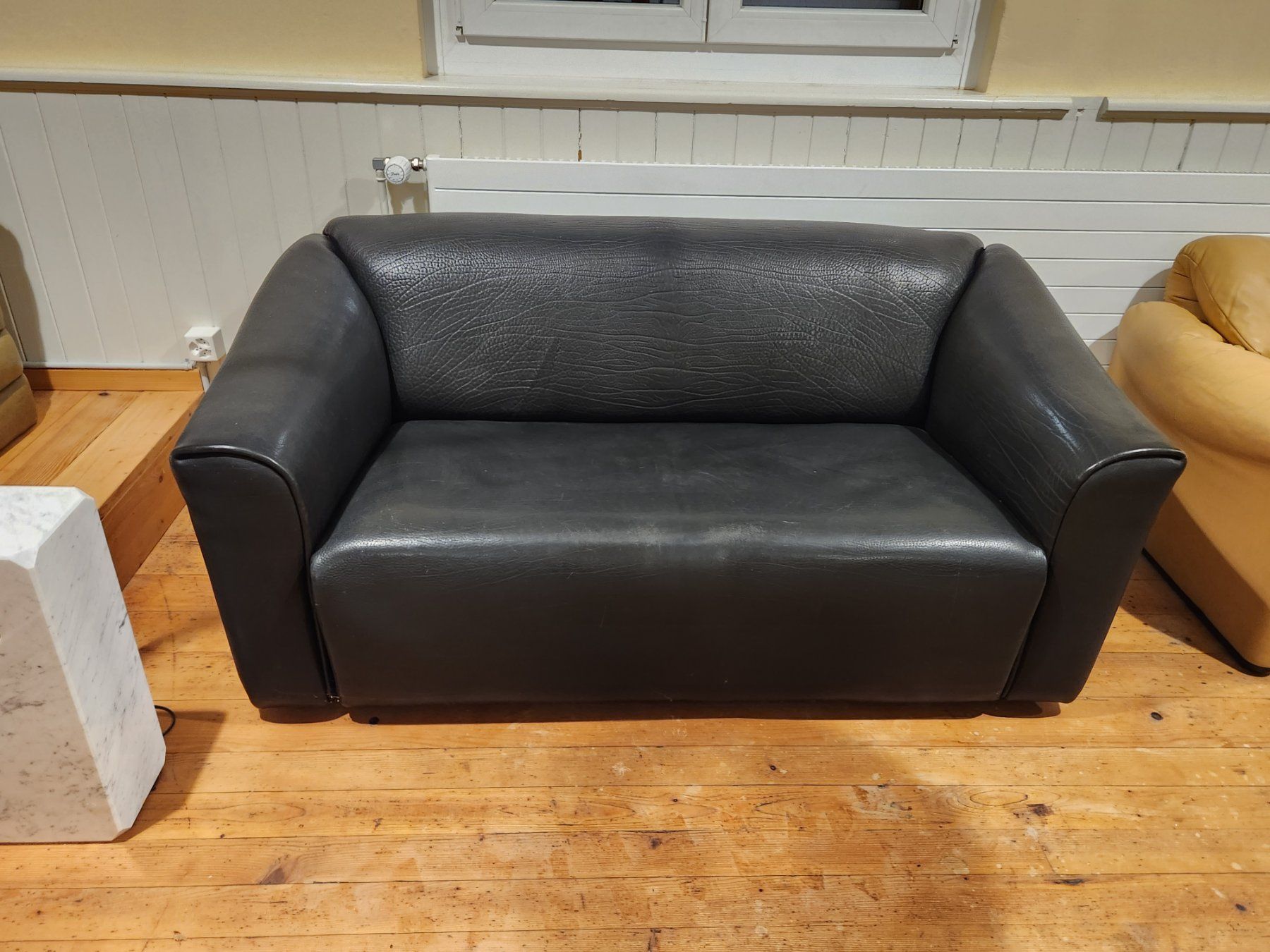 De Sede Divani: Designer Sofa De Sede DS47 Büffelleder schwarz – Usato da Lichtensteig venduto da UsedIN 2