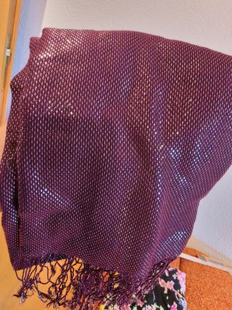 Schal violett mit Glitzerfäden Fransen guter Zustand