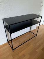 Stilvolles Metallgestell für den Eingangsbereich