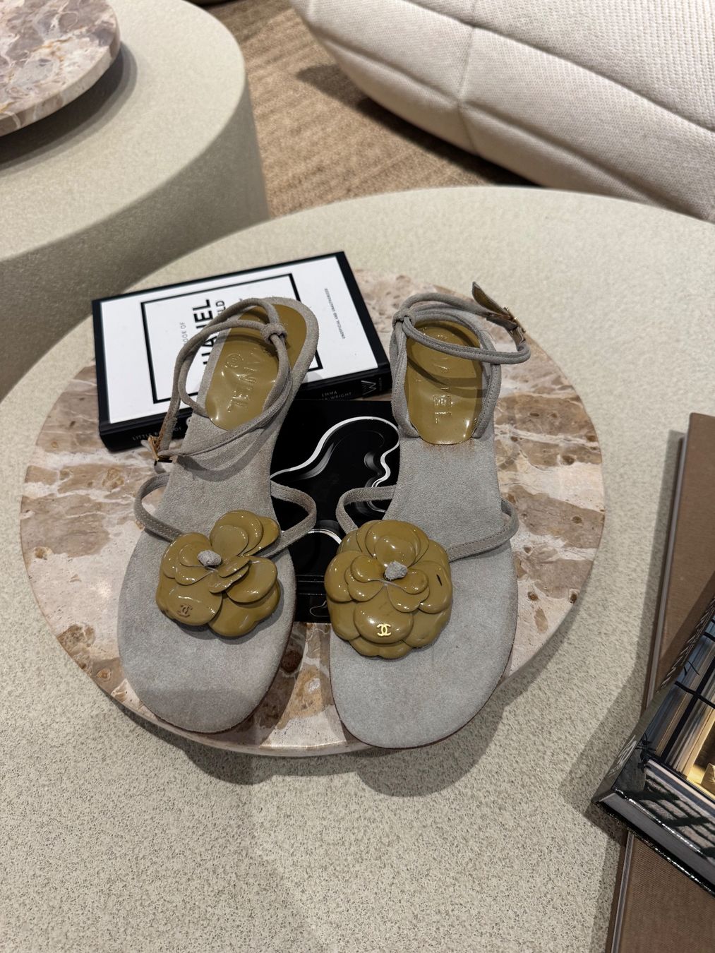 Chanel Scarpe da donna: CHANEL SANDALEN CAMELIA – Usato da Schwyz venduto da bofb