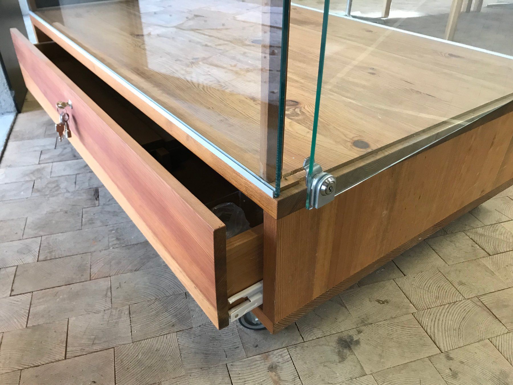 Vetrine: Grosse Vitrine, Holz/Glas – Usato da Bern venduto da lor_lc8z 7