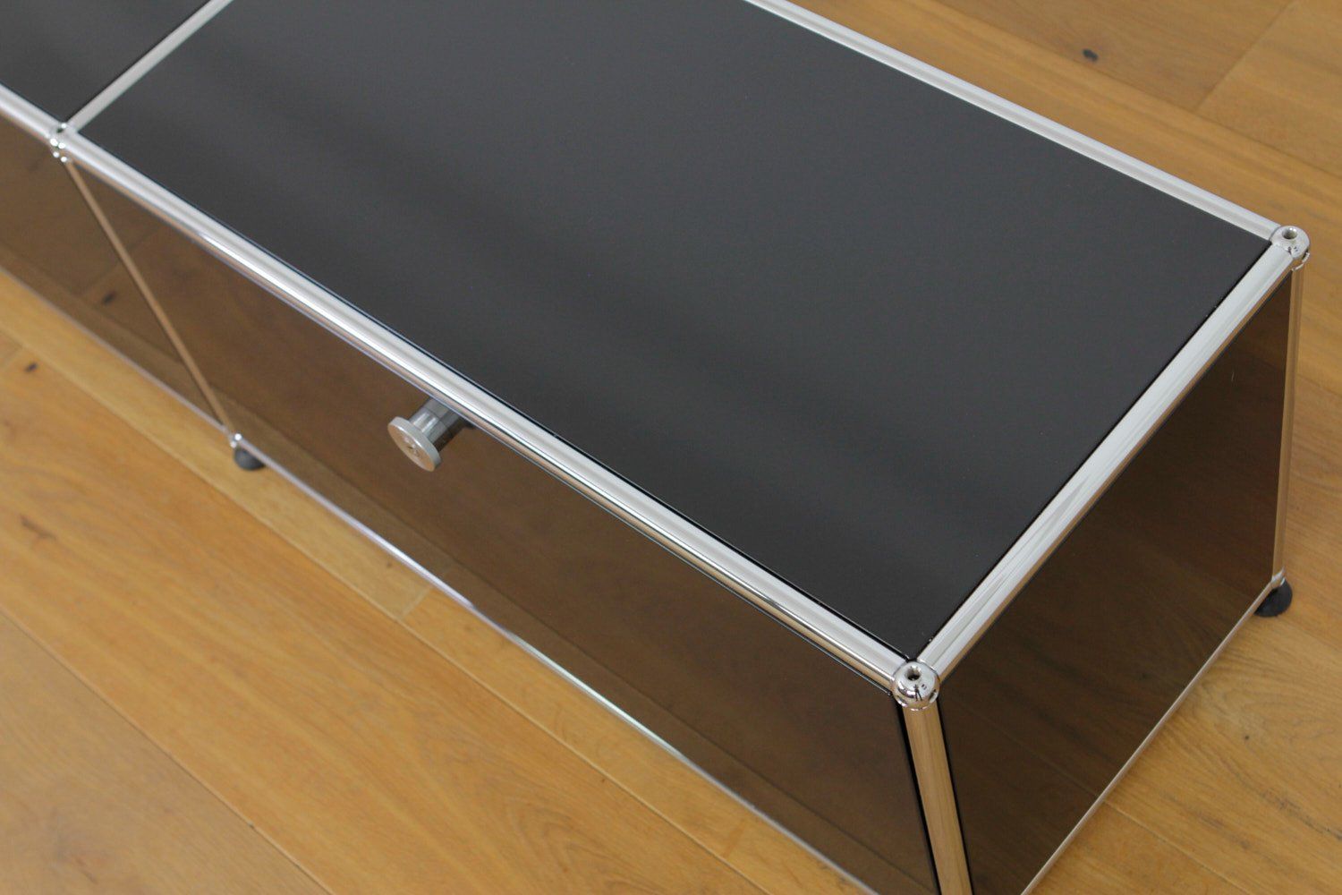 USM Mobili TV: USM Haller Lowboard Graphitschwarz – Nuovo (secondo la descrizione) da Affoltern am Albis venduto da StudioStandard 4
