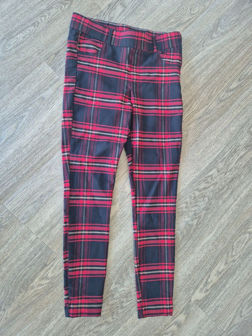 Pantaloni: Rot-karierte Röhrenhosen, Gr. S/M – Usato da Eglisau venduto da nicij79