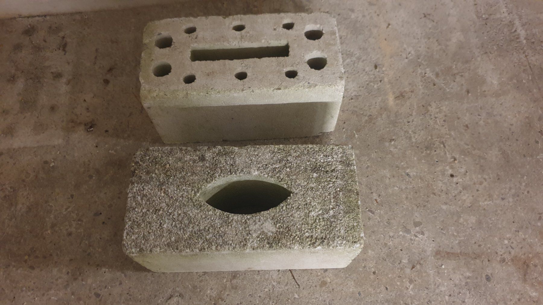Pietre & tegole: 2 Betonpflastersteine, Backsteine grau – Usato da Malters venduto da burzi