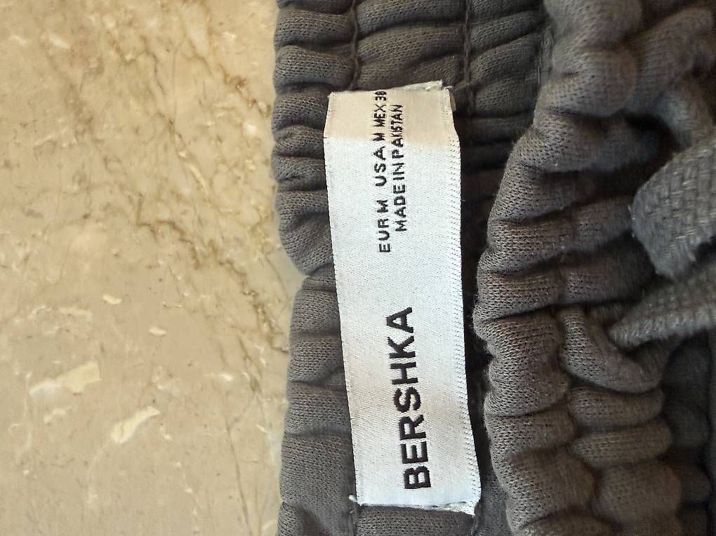 Pantaloni: jogging bershka gris taille M  – Usato da Versoix venduto da emm_g7q9 1