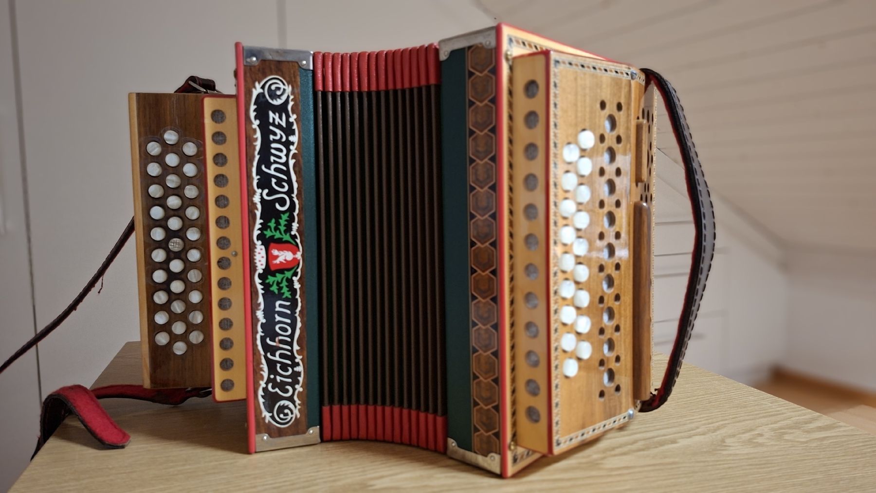 Eichhorn Musikinstrumente: Schwyzerörgeli Eichhorn – Gebraucht aus Brunnen von ristei