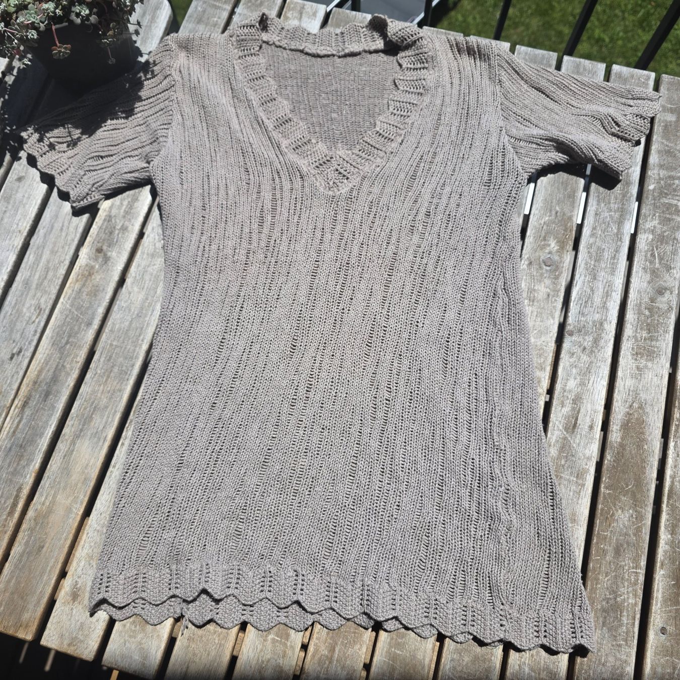 Top: 🐸 TOP / STRICKTOP TAUPE S - M OBERTEIL KURZARM PULLOVER – Usato da Môtier (Vully) venduto da Frogs