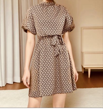 Sommerliches Kleid mit Bindegürtel, Grösse 38