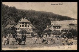 AK Belp, Einwohner mit landwirtschaftlichen Geräten vor Häus
