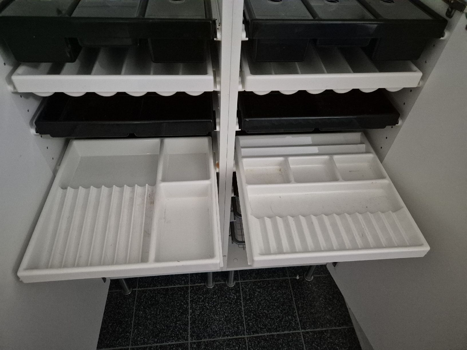 Armoires: Badezimmerschrank weiss hochglanz – D'occasion à Kollbrunn par guernsey11 4