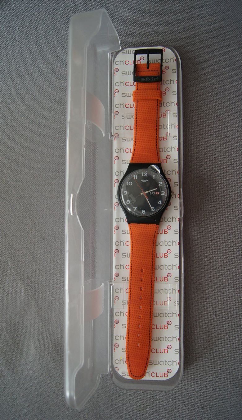 Swatch Orologi: Swatch IT37 in Original-Box mit Datum (Englisch) & Tag – Usato da Geroldswil venduto da ARTEFACTO