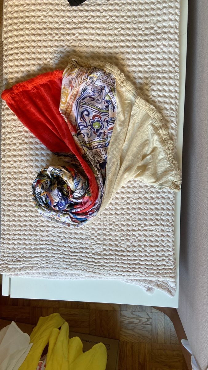 Foulard & Sciarpe: Écharpe imprimée rouge et multicolore bon état – Usato da Bouveret venduto da lescopinesdabords