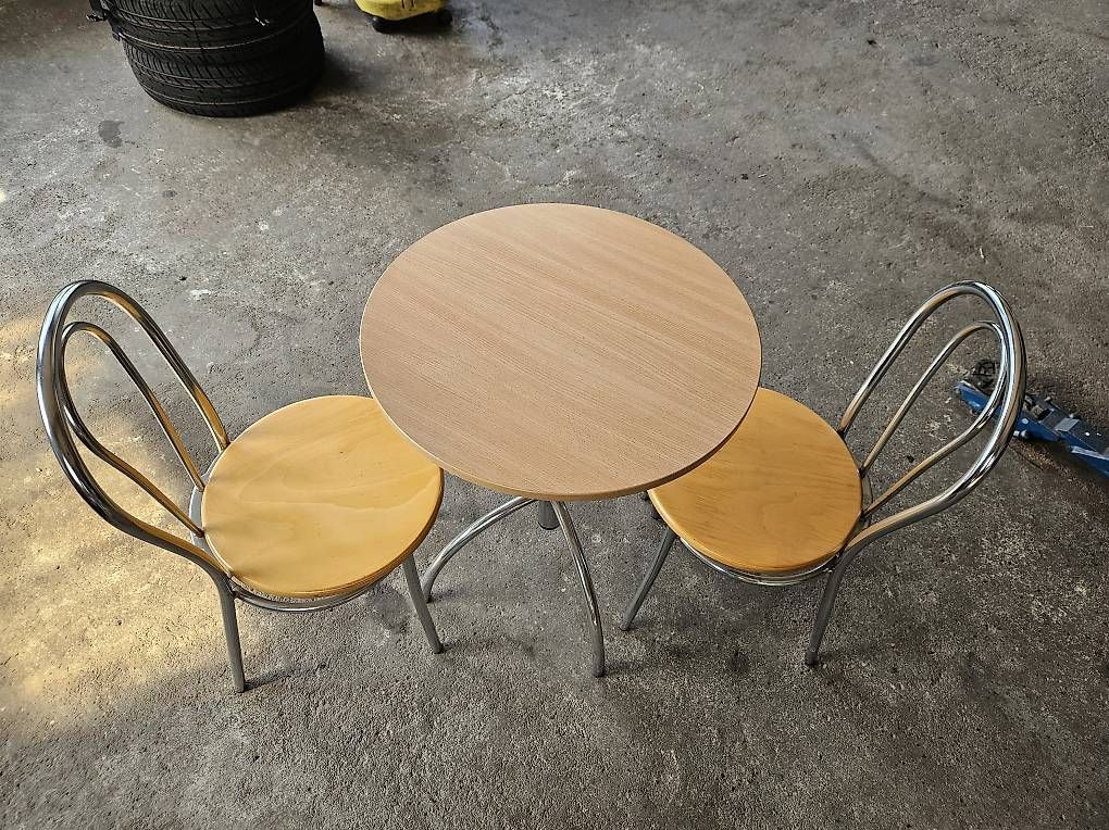 Set de table et chaises: Bistrotisch mit 2 Stühlen – D'occasion à Münsingen par astra76