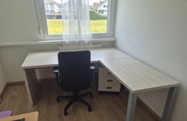 Schreibtisch zusammen mit dem Rollkorpus