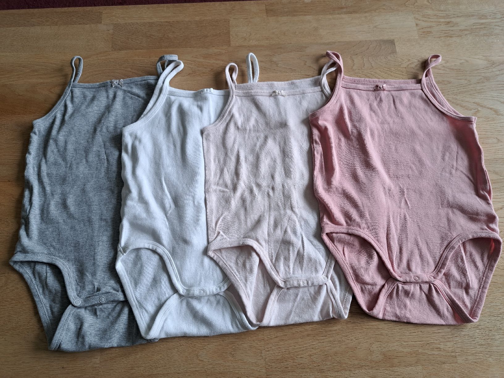 H&M Biancheria intima: 4 Bodys H&M, Grösse 104 – Usato da Bergdietikon venduto da Staphylococcus