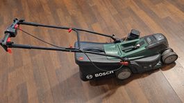 Bosch UniversalRotak 2x18V-37-550 mit Fangkorb und Zubehör