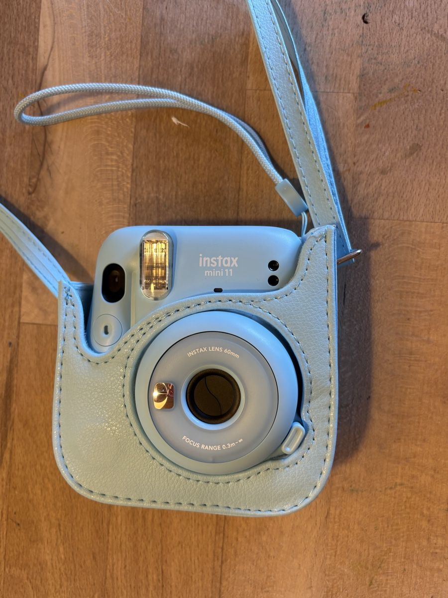 Fujifilm Fotocamera: Instax Mini 11 Sofortbildkamera hellblau inkl. Hülle  – Usato da Elsau venduto da mischwe 2