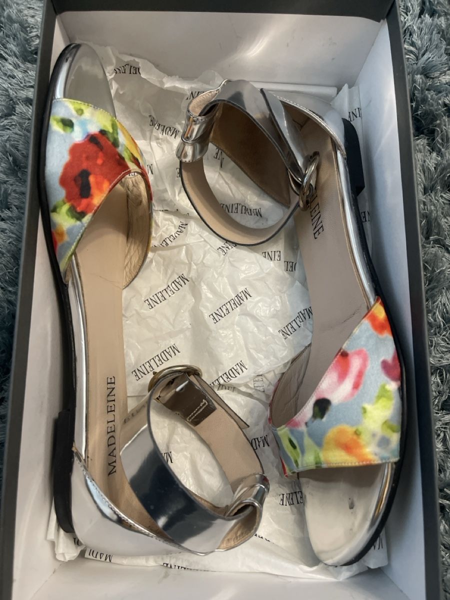 Damenschuhe: Sandale Madeleine Silber Blumenmuster Grösse 39 – Gebraucht aus Basel von maw_9jkd 2