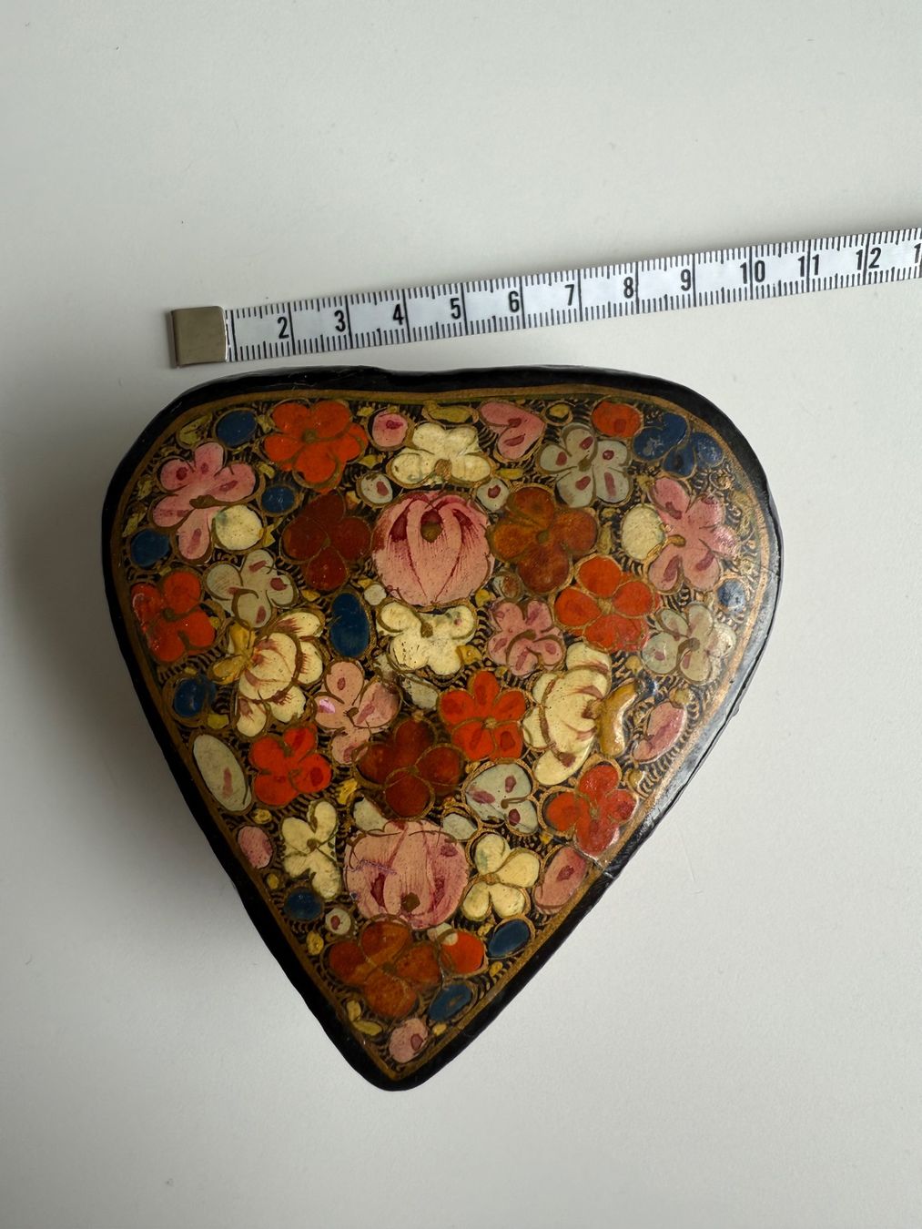 Alle Dekorationen: Indische Herz Dose Lack handbemalt 9 cm – Gebraucht aus Kirchdorf von Vintagewunder