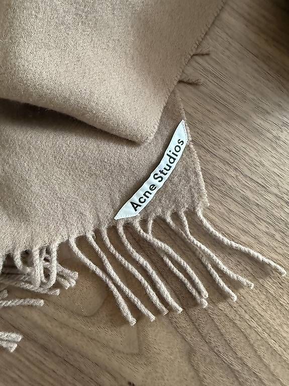 Acne Studios Foulard & Sciarpe: Acne Studios Schal  Beige – Usato da Zürich venduto da My_little_boutique 1