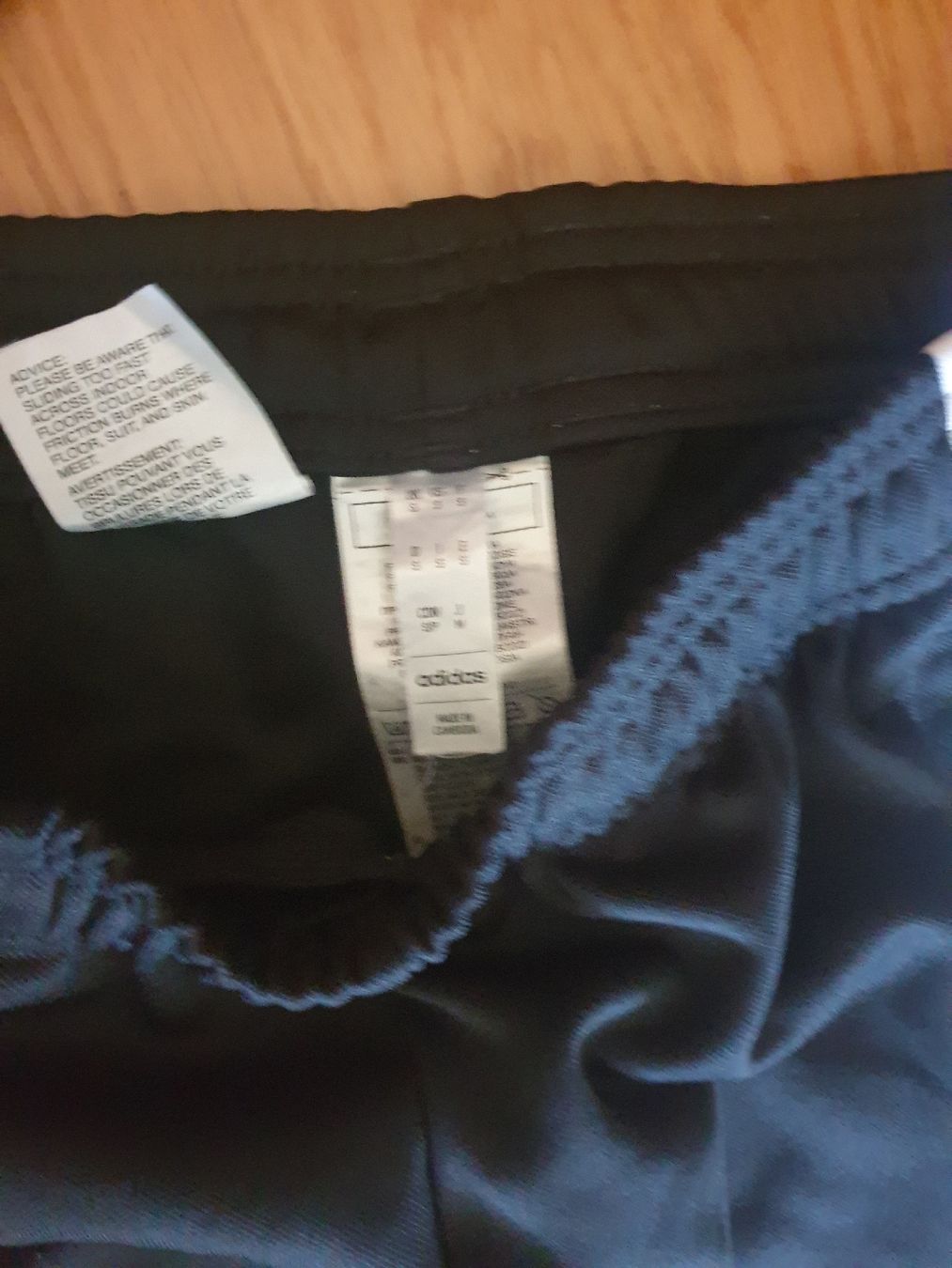 Adidas Lotti & Set di vestiti: Pantalon Adidas comme neuf – Usato da Fribourg venduto da mal_8zjh 2