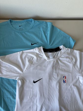 2 t-shirts Nike pour le sport 