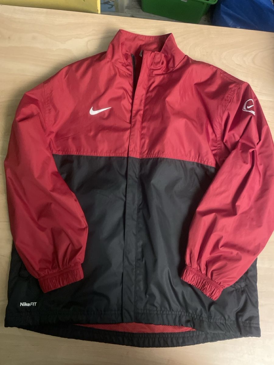 Nike Giacche & Cappotti: Nike Regenjacke Gr. M 140-152cm  – Usato da Obergerlafingen venduto da cabo4