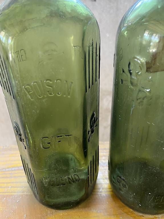 Flaschen: Bouteilles anciennes "poison" – Gebraucht aus Versoix von bergen1234 1