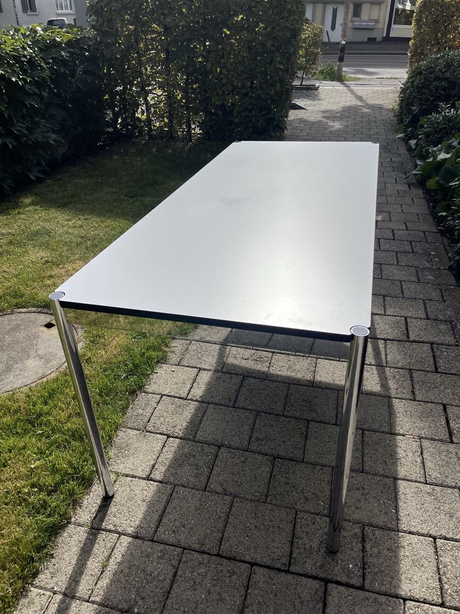 USM Scrivanie: USM Haller Tisch weiss – Usato da Zürich venduto da isabeldoris