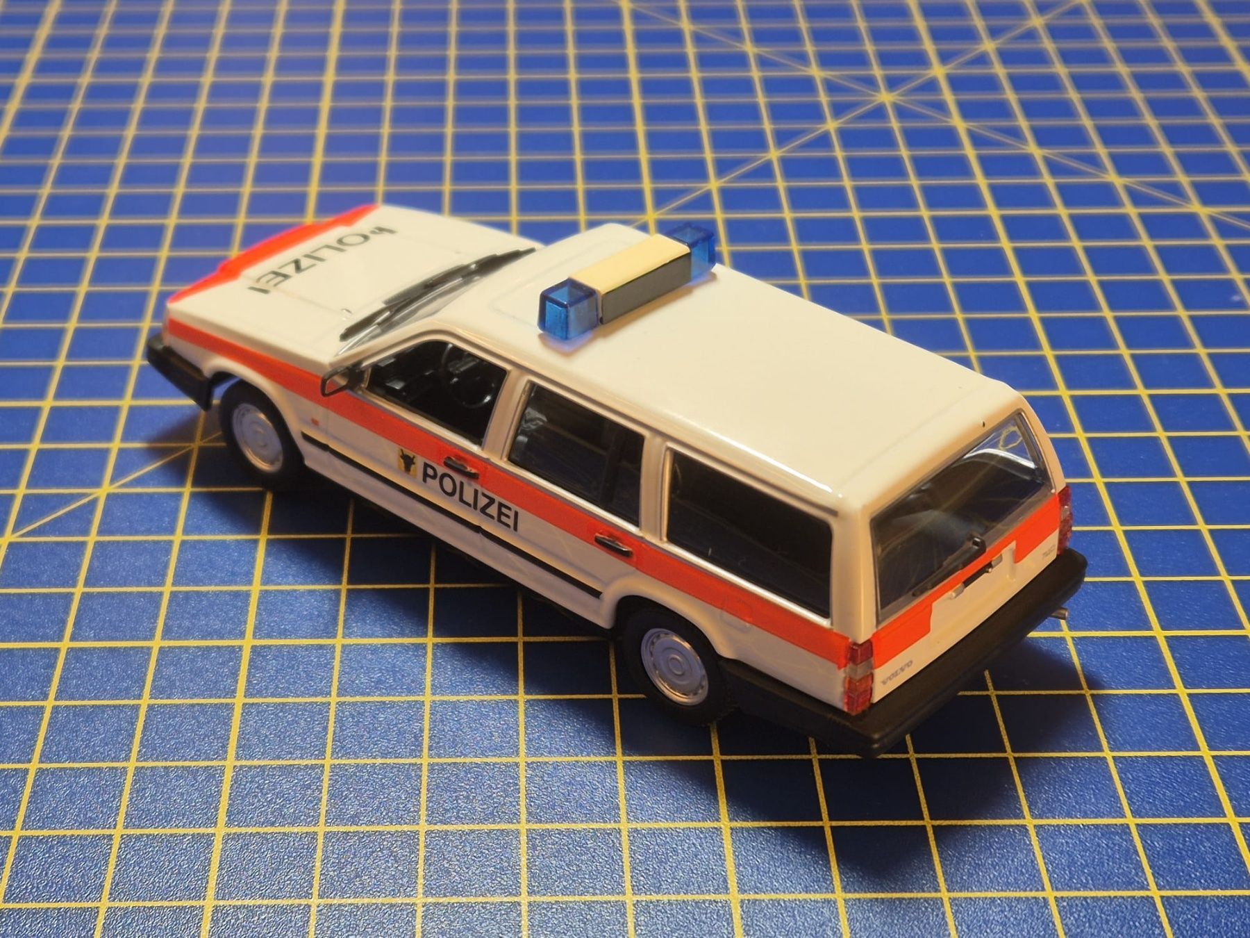 Volvo Modellini d'auto: Volvo 740 Kantonspolizei Uri 1:43 – Usato da Lachen SZ venduto da myr_qk5y 1
