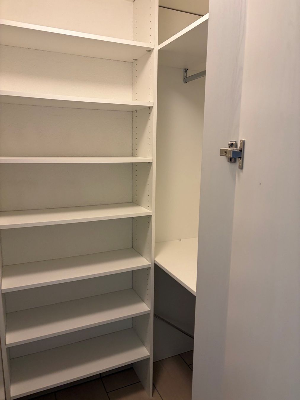 Garderobe: Garderobenschränke – Gebraucht aus Sins von mar_2pfb 3
